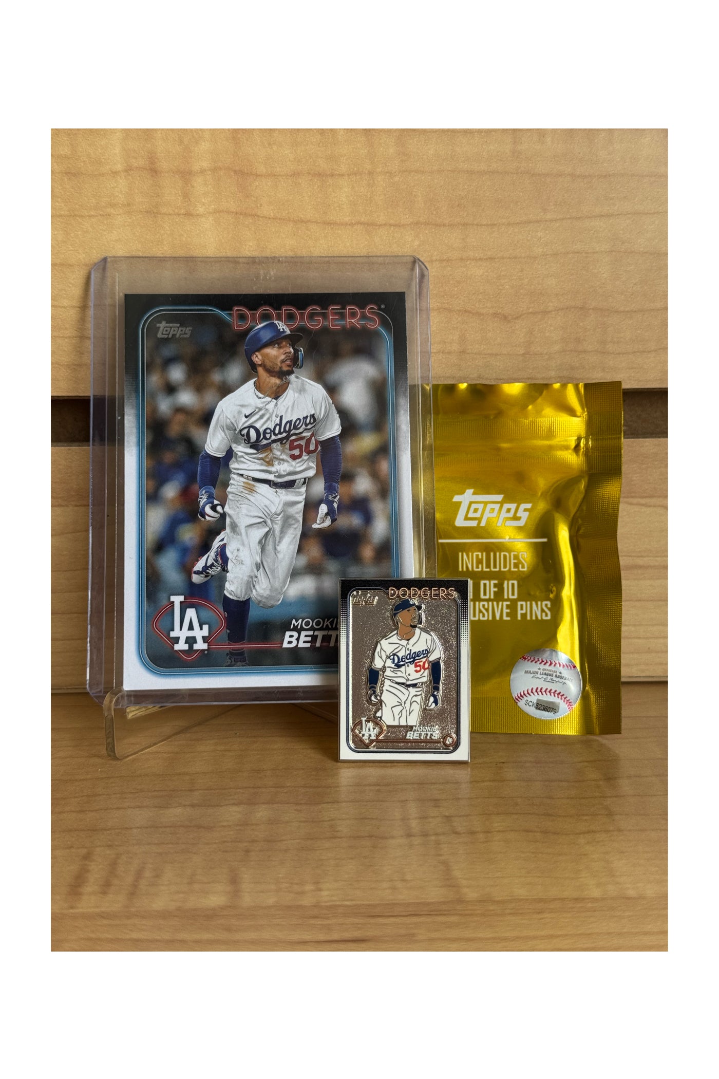 MLB Topps Player Card Set (1 Card + Matching Pin)