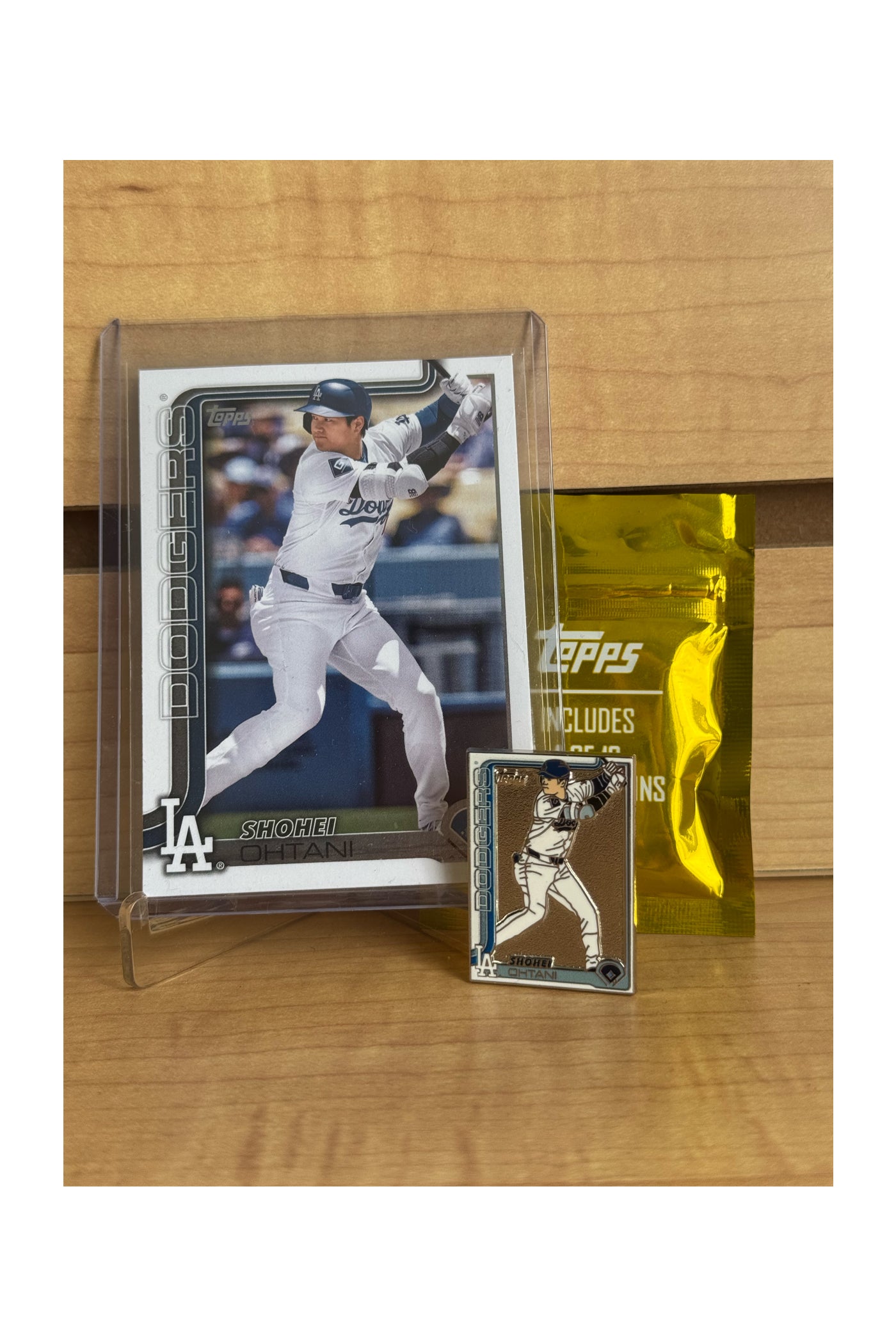 MLB Topps Player Card Set (1 Card + Matching Pin)