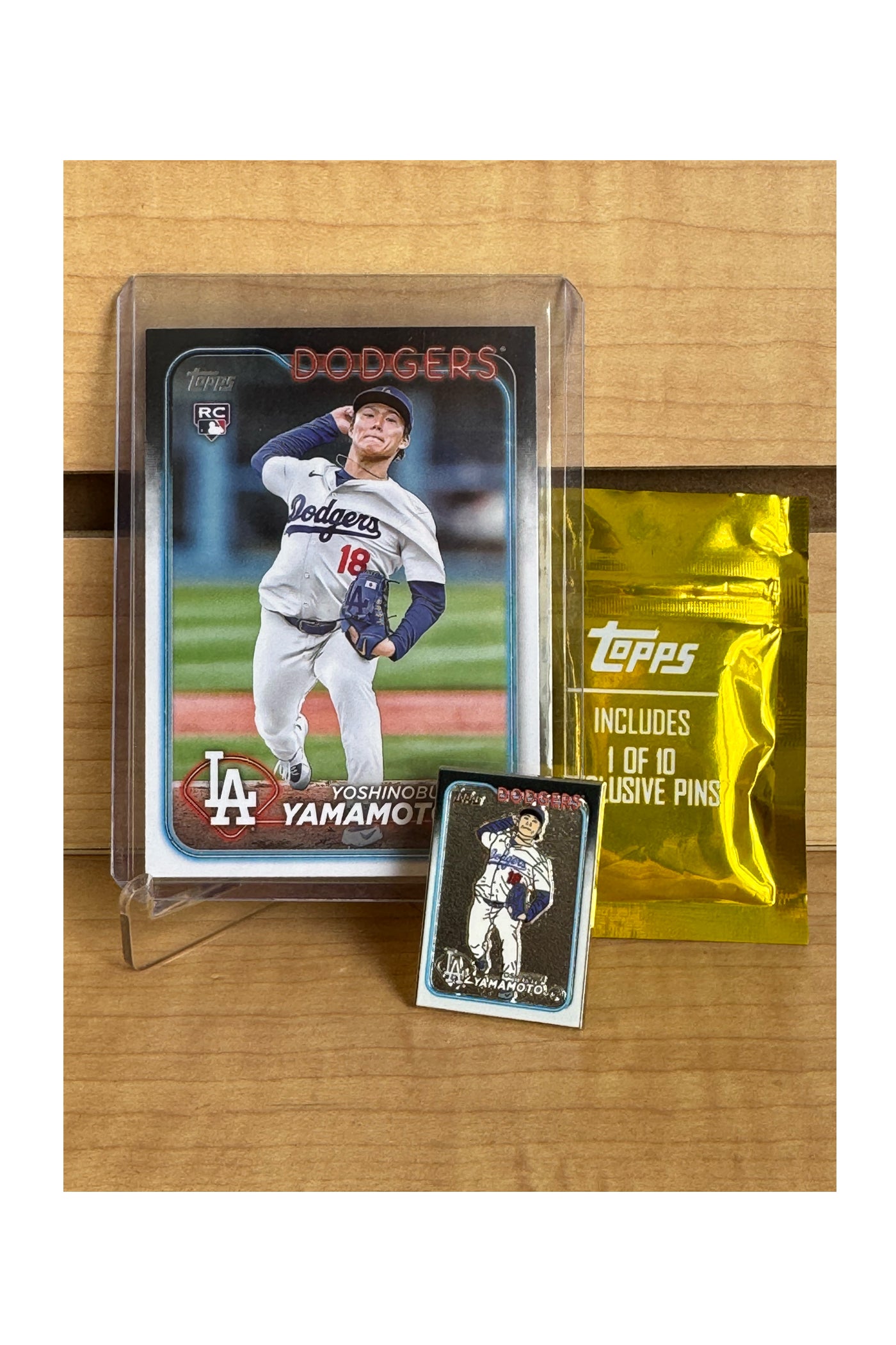 MLB Topps Player Card Set (1 Card + Matching Pin) – Pantone 294
